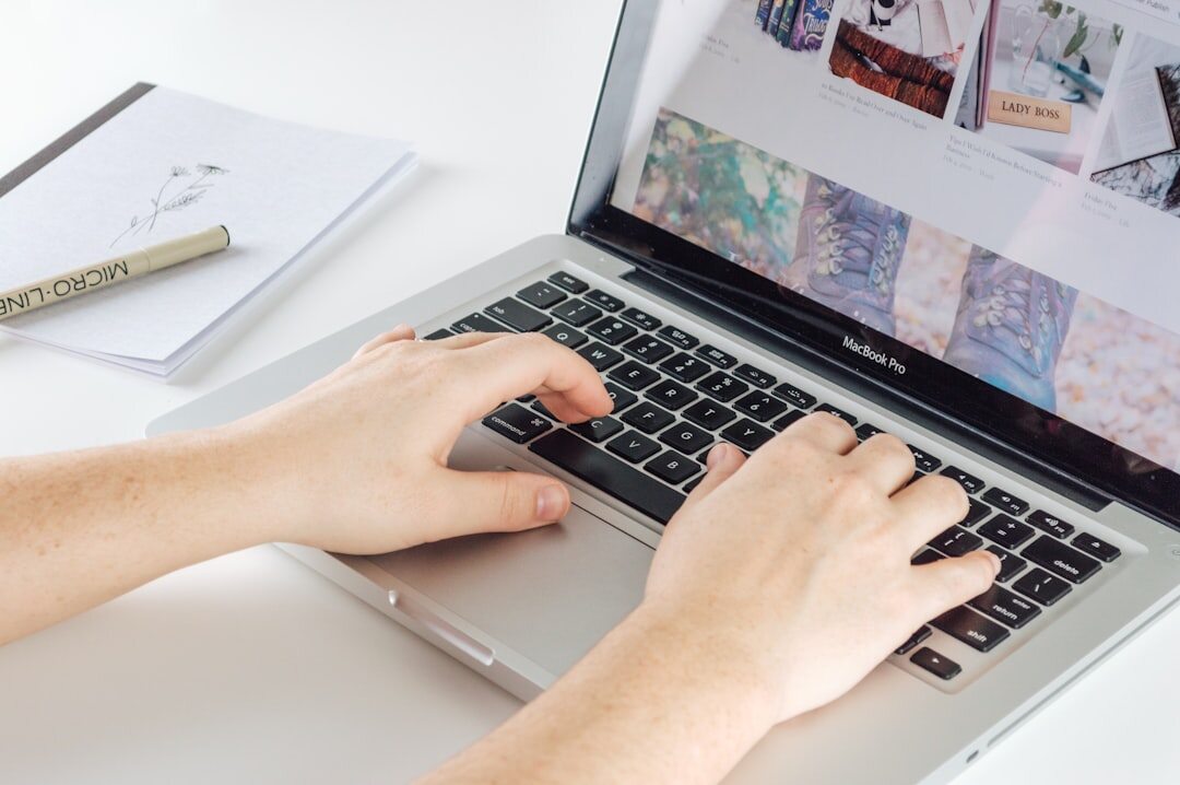 blogger writing post
