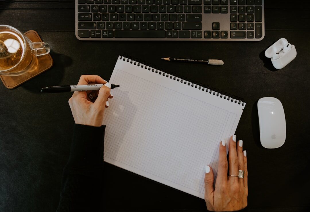 blogger writing post
